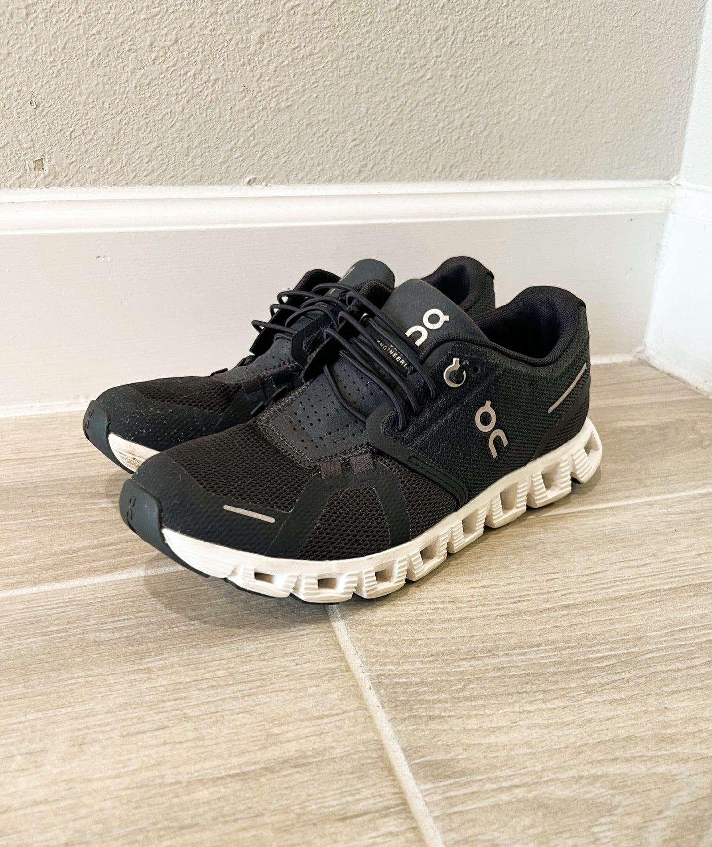 On Cloud Size 6 Black Sneaker