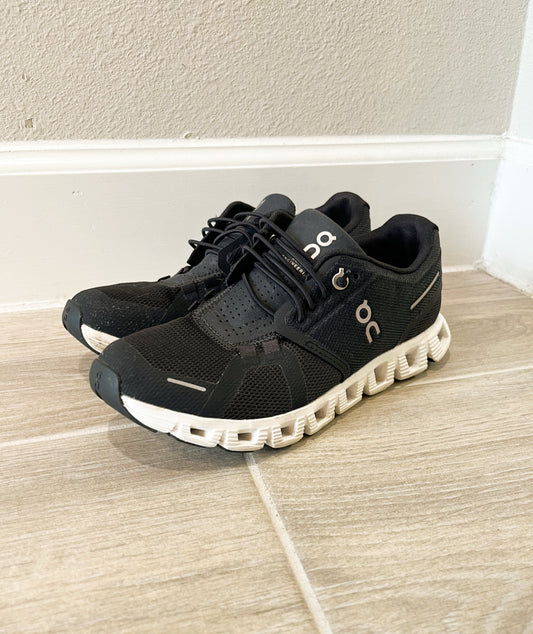 On Cloud Size 6 Black Sneaker