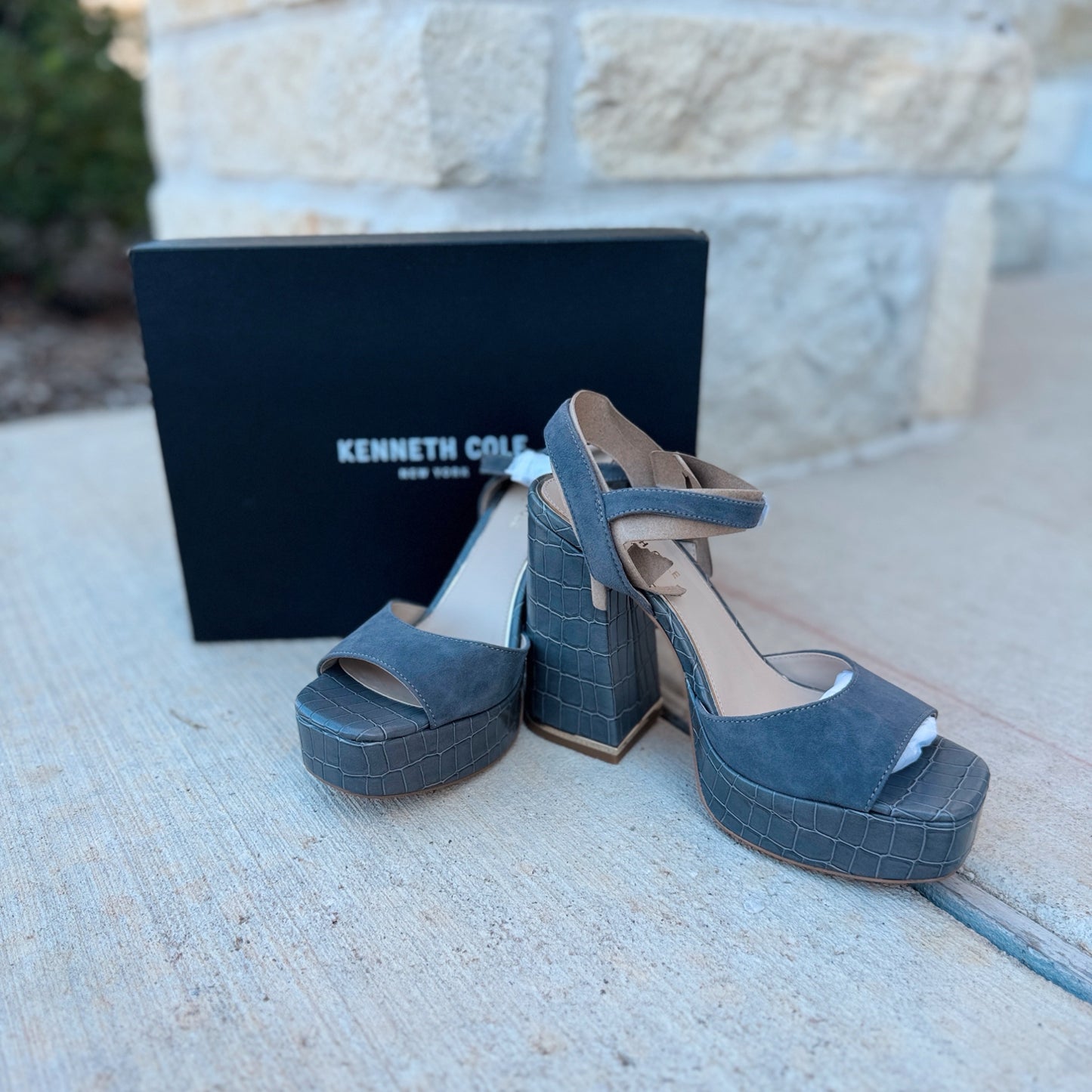 Kenneth Cole Size 9 Gray Snake Heels