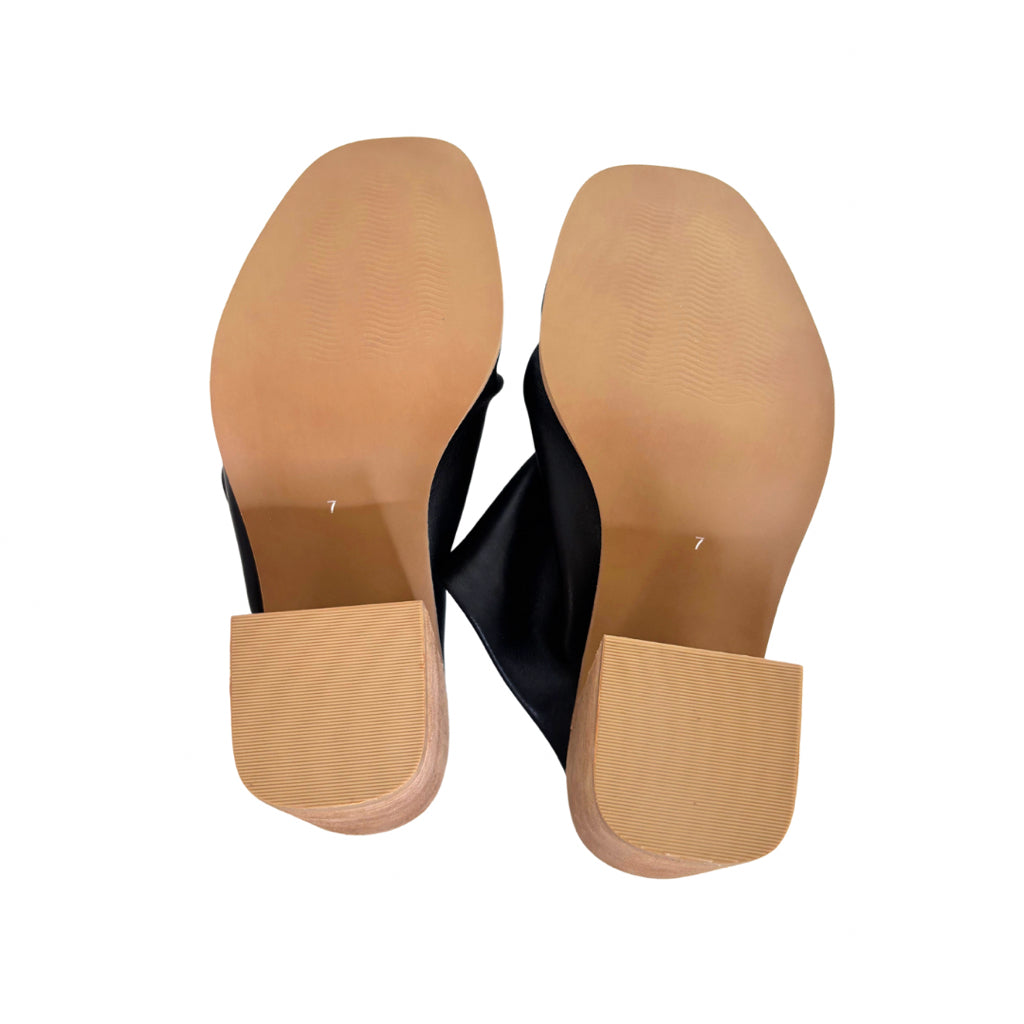 Steve Madden Size 7 Black Heel Sandal