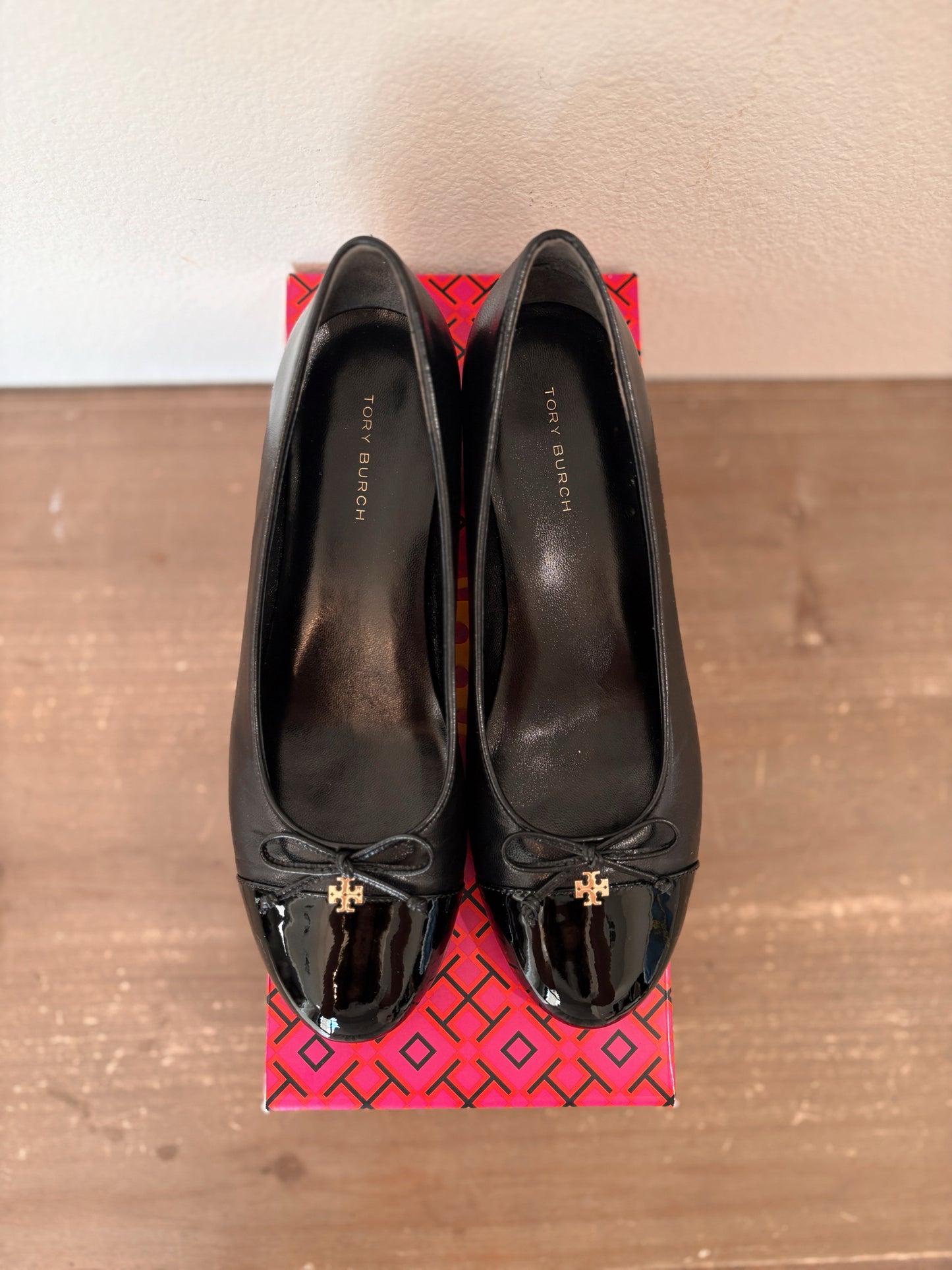 Tory Burch Size 6 Cap Toe Pump