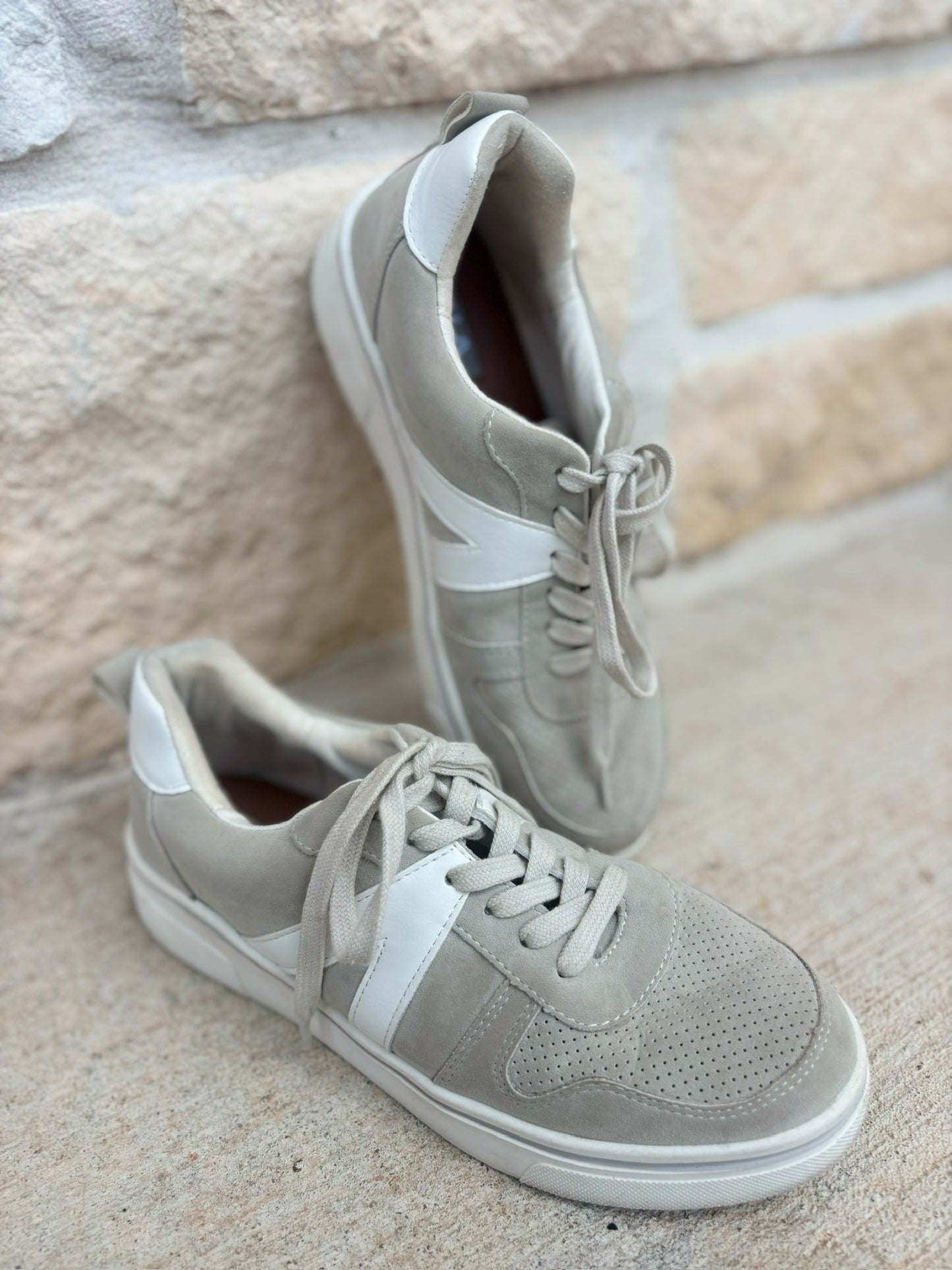 Mia Size 8 Sneakers
