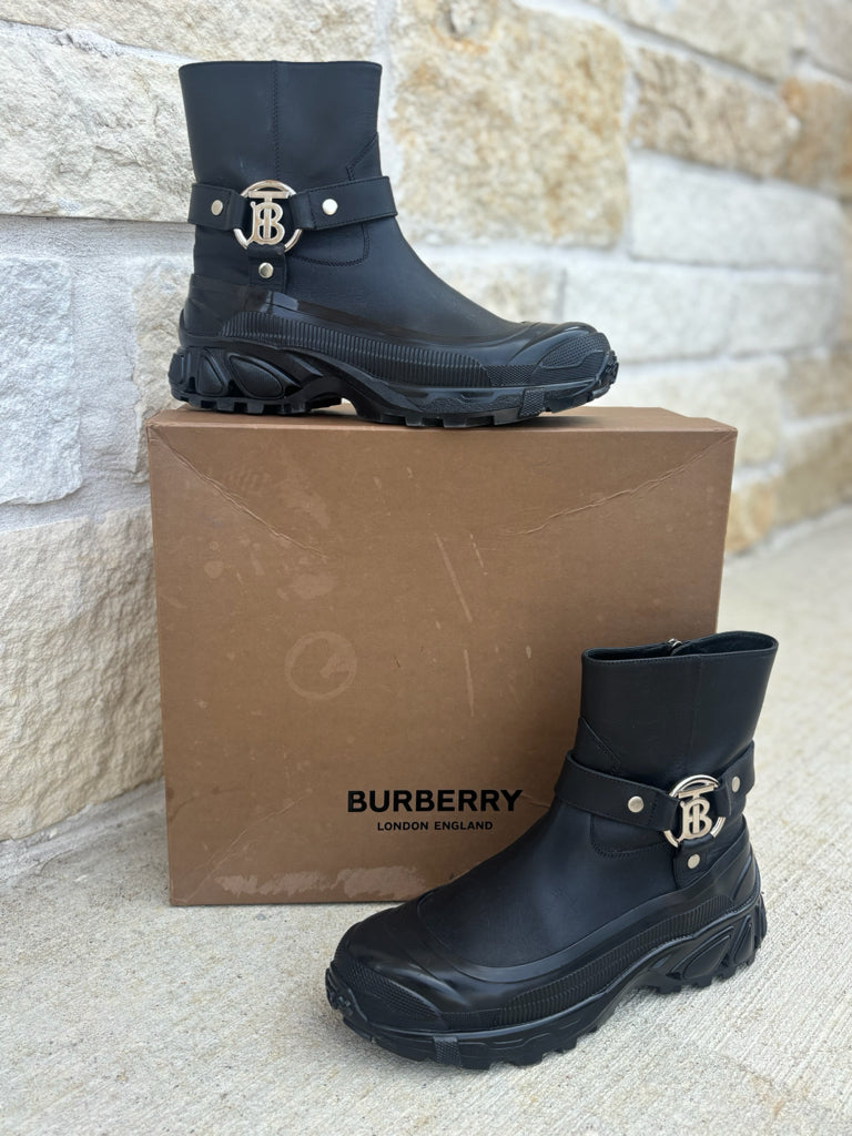 Burberry Size 39 Black Chort TB Barness Rubber Boots
