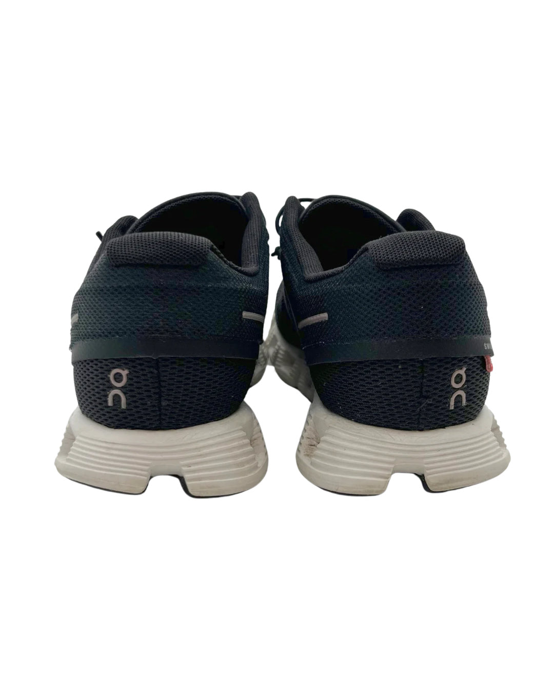 On Cloud Size 6 Black Sneaker
