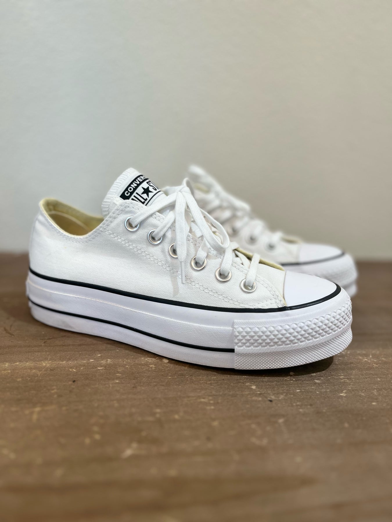 Converse Size 6 White Shoes